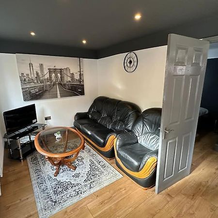 סאטון Brand New Large Studio Flat! מראה חיצוני תמונה