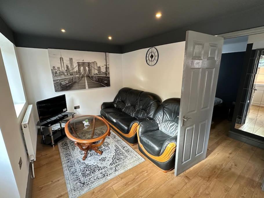 סאטון Brand New Large Studio Flat! מראה חיצוני תמונה