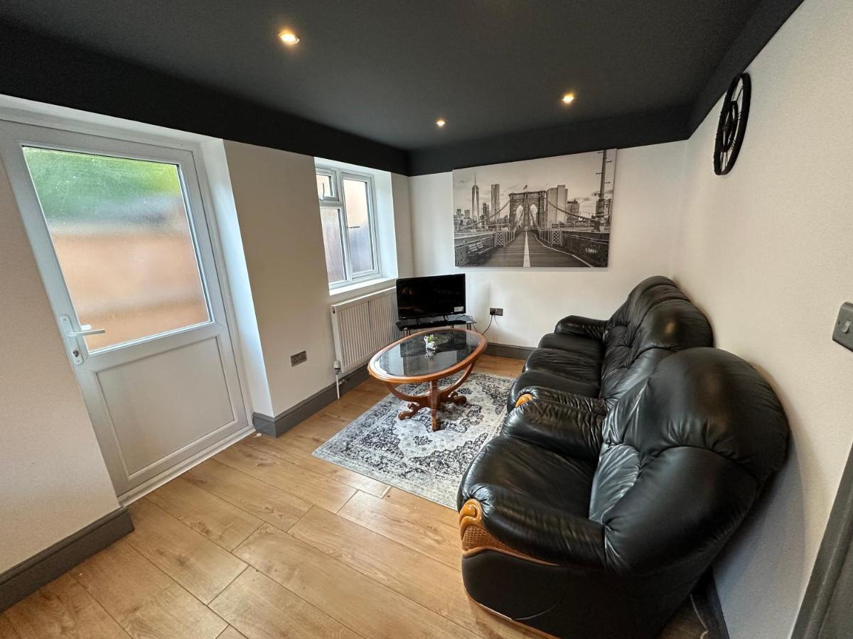 סאטון Brand New Large Studio Flat! מראה חיצוני תמונה
