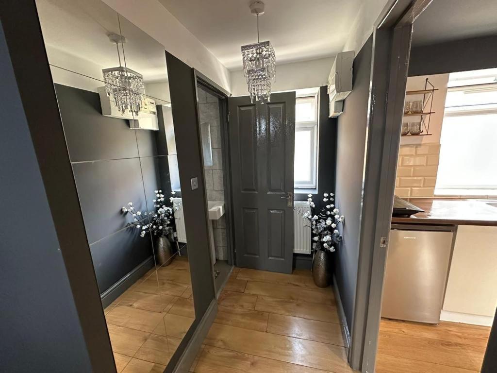 סאטון Brand New Large Studio Flat! מראה חיצוני תמונה